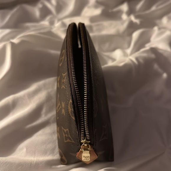 Louis Vuitton Cosmetic Pouch Monogram - Picture 2 of 7